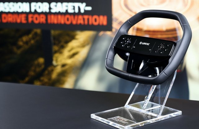 Egy német gyártó már a kormány közepére is képernyőt tenne