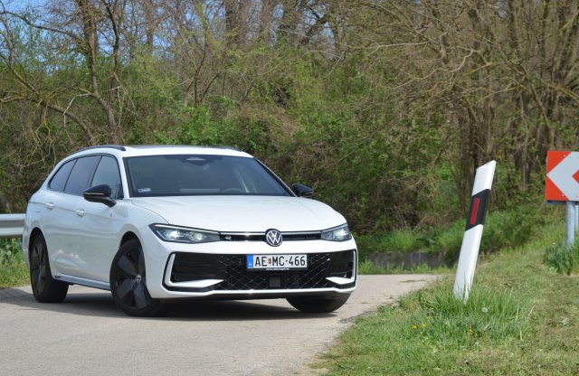 Mutatjuk, mire képes az új Passat padlógázzal az Autobahnon!