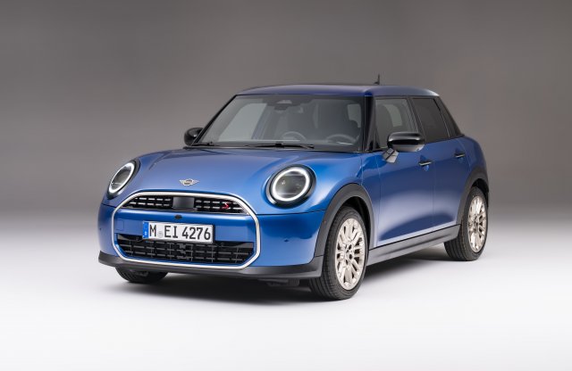 Ötajtósként is bemutatkozott az új Mini Cooper
