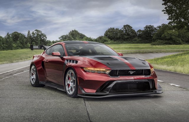 Európában is bemutatkozott a 160 milliós Ford Mustang!