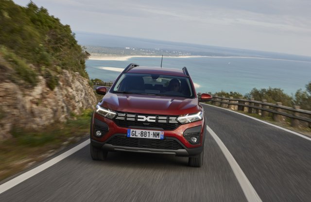 Beárazták itthon az első hibrid Daciát!