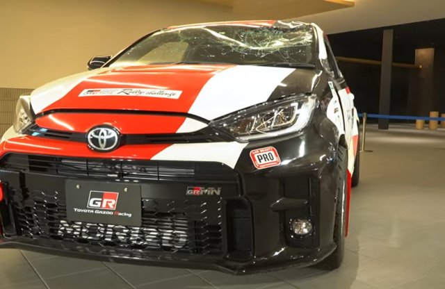 Maga a Toyota-vezér törte össze a Yarist, amit most kiállítanak