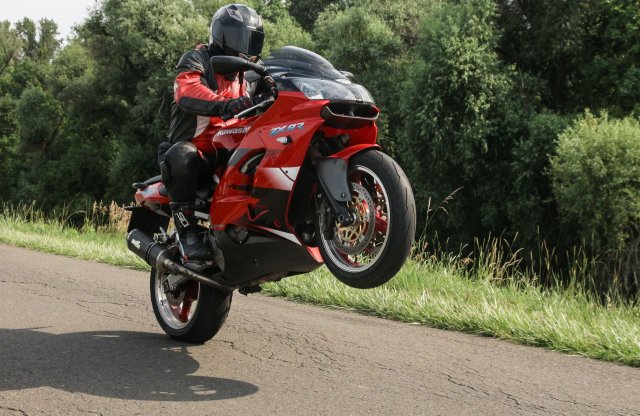 Itt a jó idő, viszik a használt motorokat, mint a cukrot!