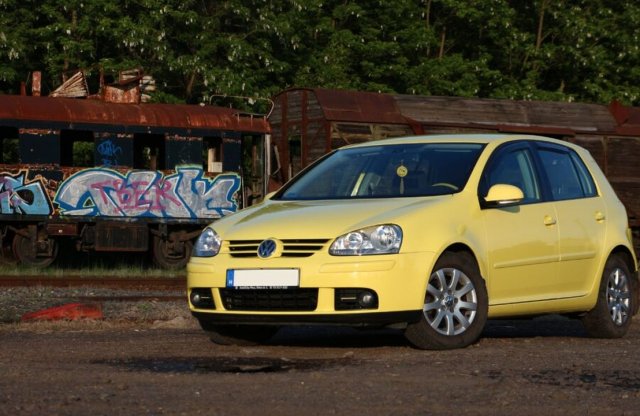 Így szenved az Autobahnon a magyarok kedvenc használt Golfja
