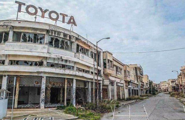 Ez a Toyota kereskedés akár Csernobilban is állhatna