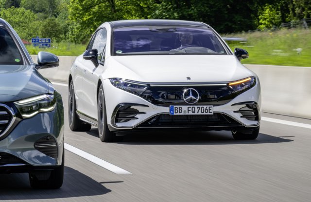 200 000 Mercedes-Benz kap önműködő sávváltó rendszert