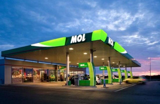 Az ENSZ főtitkára betiltaná a benzinkutak reklámjait