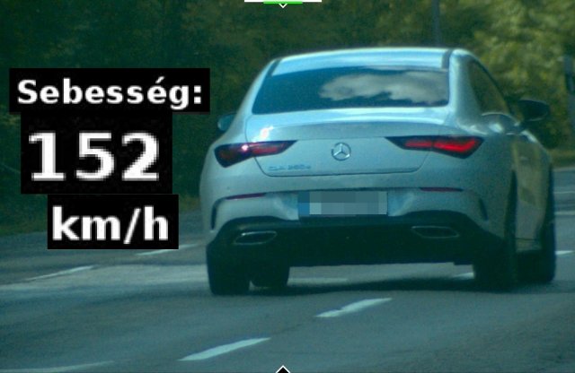 Jót ment a kecsói Merci, csak kár, hogy a traffipax előtt