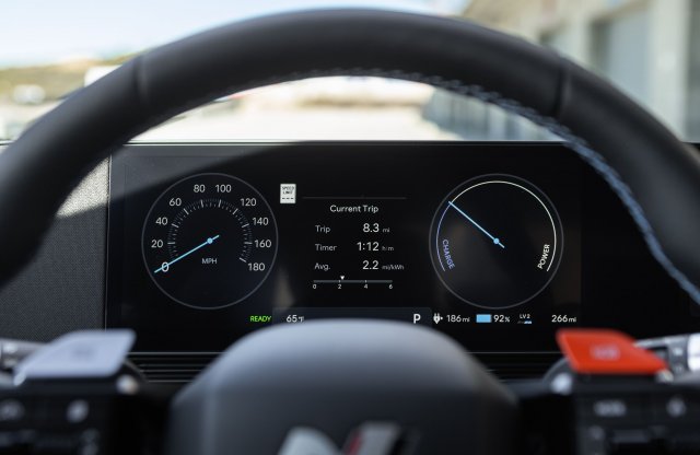 Elérhető extrává tenné a Hyundai a kormányba épített váltólámpát