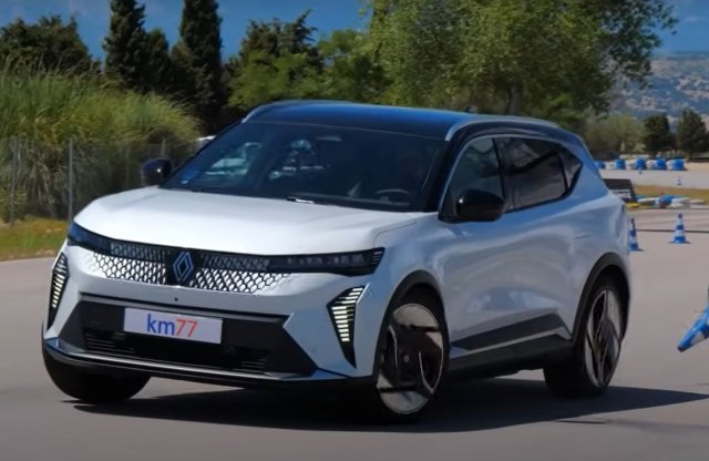 Videó: jávorszarvas vs. az év autója!