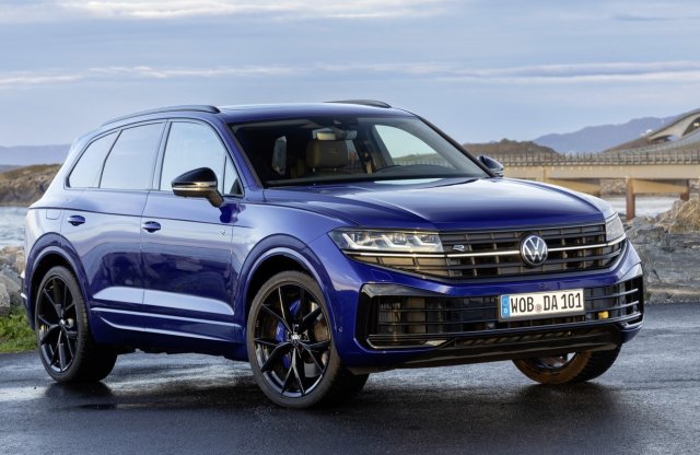 2,5 tonnát 260 km/órával repíteni? A friss Touareg R képes rá!