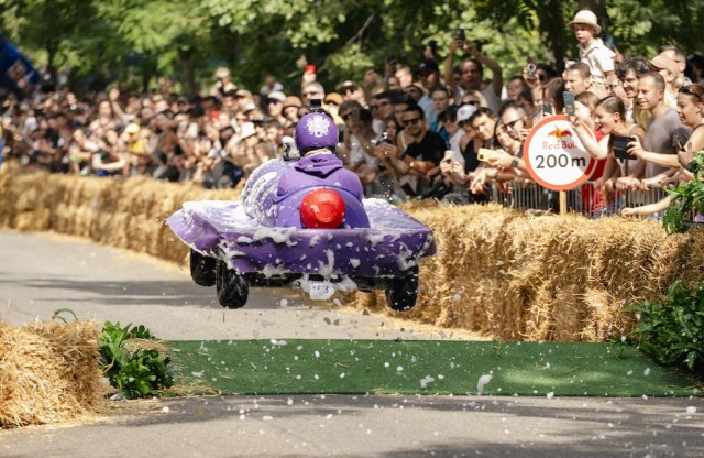 Száguldó iglu és kórházi ágy Budapest közepén? Íme a részletek!