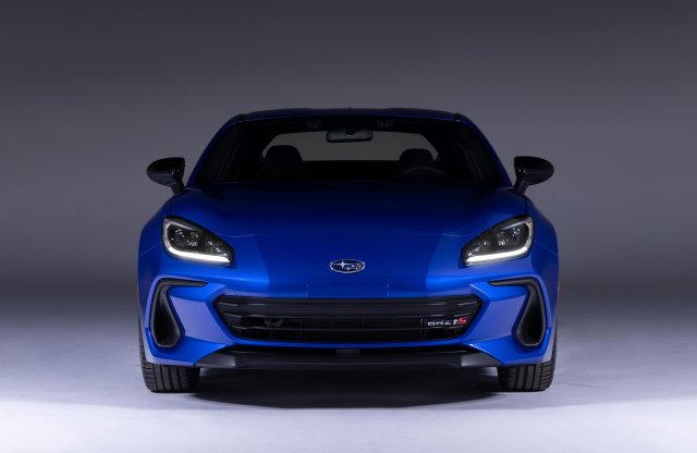 Vajon melyik logóval népszerűbb ez a japán sportautó?