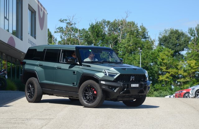 Ilyen egy 3,2 tonnás, 1080 lóerős kínai terepjáró 64 millióért!