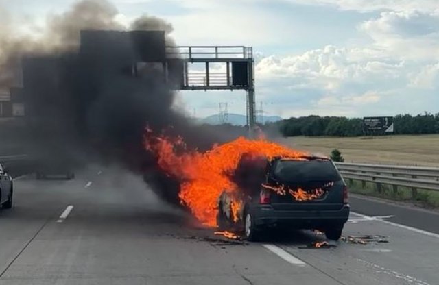 Kigyulladt az autója az M0-son, sorsára hagyta a leállósávban