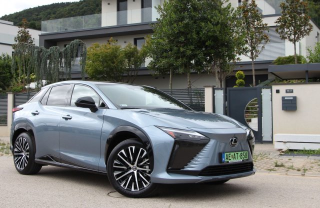 Videó: ismerd meg közelebbről a Lexus nagyobbik villanyautóját!