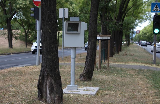 Teleszórják sebességmérőkkel a Szentendrei utat