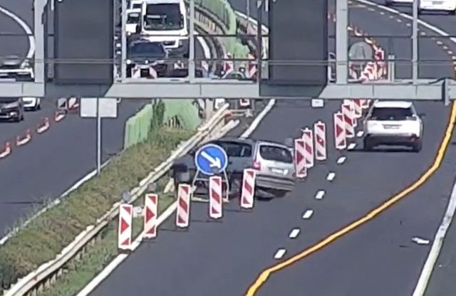 Videó: szalagkorlát reptette meg az Opelt az M1-esen