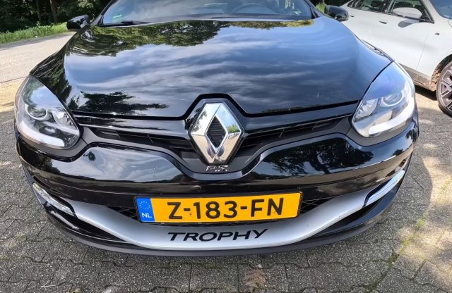 Vajon tudja a 250 km/órát ez a 10 éves Renault? Íme a videó!