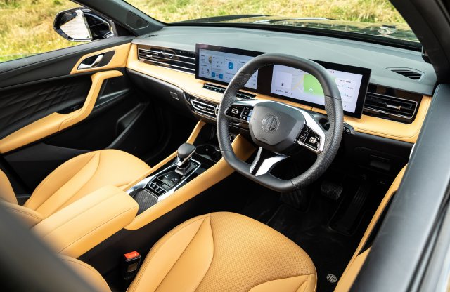 Íme az első fotók az új MG HS utasteréről!