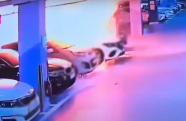 Villanyautó tűz miatt áll a bál Dél-Koreában