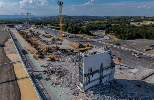 Teljesen letarolták a Hungaroring boxutcáját
