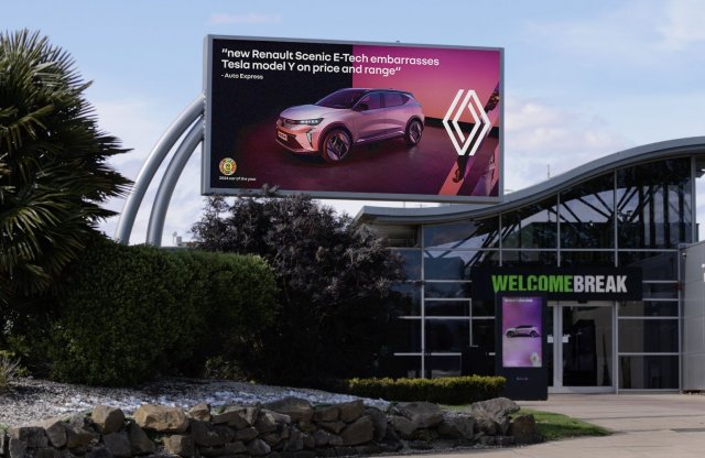 Leleményes fricskával osztja ki a Tesla-tulajokat a Renault