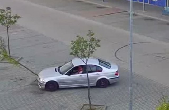 Drift pályának nézte a kiskunhalasi parkolót, ugrott a jogsija