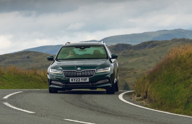 Átlagos Superbnek tűnik, mégis más benne valami!