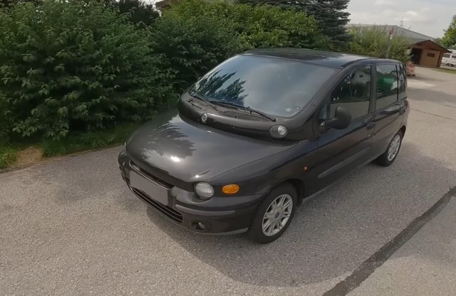 Íme a dízel Multipla padlógázzal az Autobahnon!