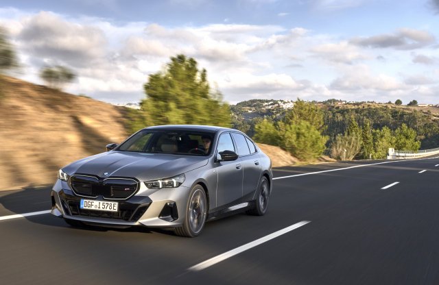 Bejött a villanyautós üzlet a BMW-nek, már a Teslát is előzik