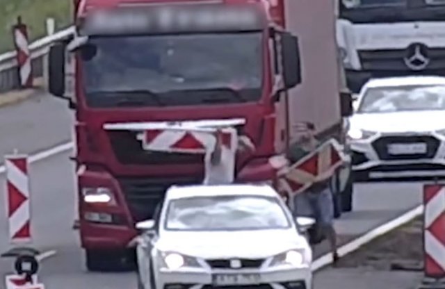 Terelőoszlopokkal ütötte egymást két sofőr az M3-as közepén