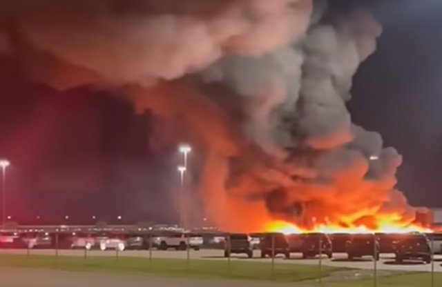 Videó: így lángol 57 átadásra váró villanyautó a gyár udvarán