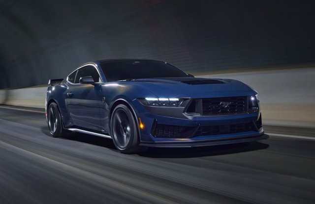 Így tépi fel az Autobahn aszfaltját a Mustang Dark Horse!