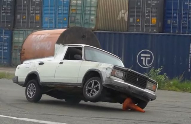 Így szlalomozik a háztáji Lada tartálykocsi 3 tonna vízzel!