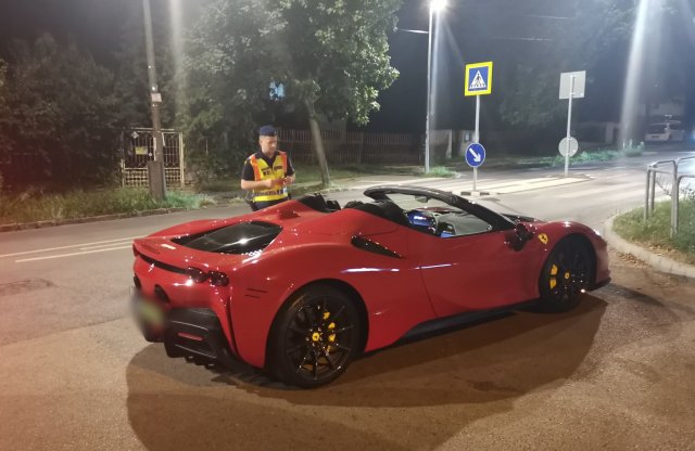 Méregdrága Ferrarit kaptak gyorshajtáson a budapesti rendőrök
