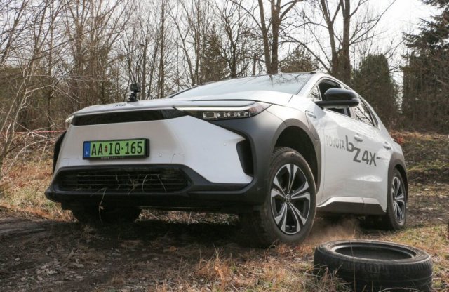 Reagál a Toyota is: jócskán visszavesz a villanyautó-gyártásból!