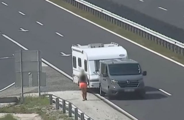 Elnézte a lehajtót a furgon sofőrje, lakókocsival tolatott az autópályán