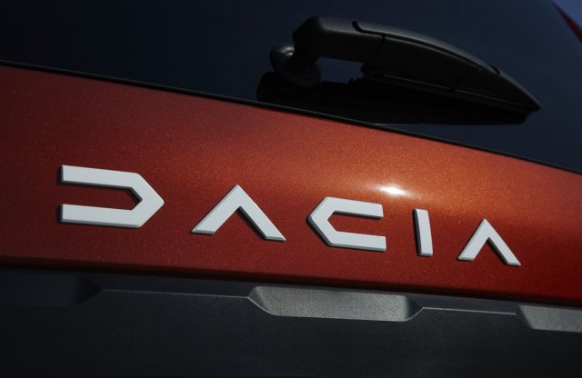 Ennyit kapnak az önként felmondó Dacia dolgozók Romániában!