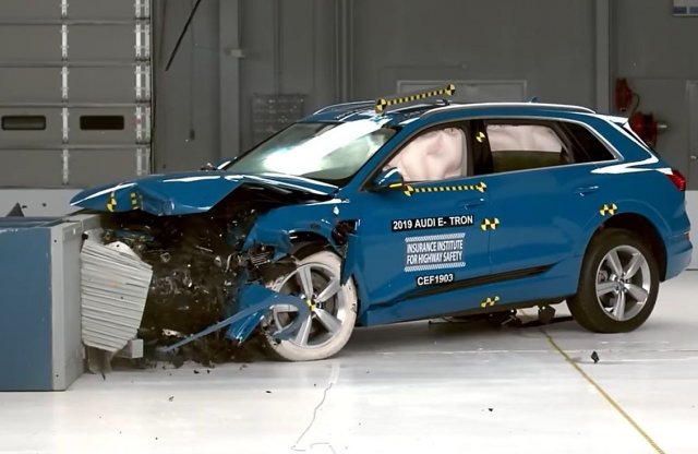 Videón a legrosszabb és a legjobb villanyautó töréstesztek