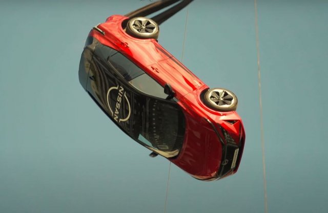 Világrekord: sértetlenül zuhant 65 métert egy Nissan Qashqai