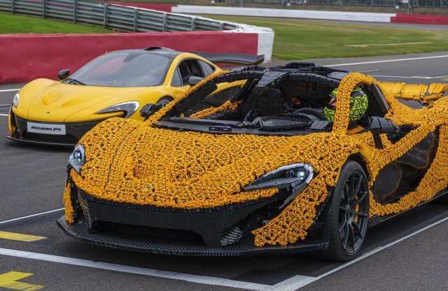 Legóból készült életnagyságú McLaren csapatott Silverstone-ban