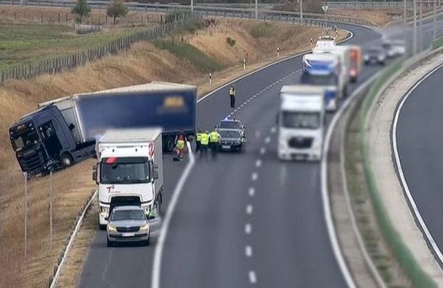 Állóra fékezte a BMW-t az M1-esen, de sajnos jött a kamion