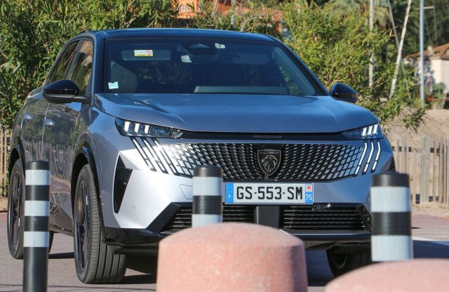 Magyarországon is beárazták a nagy aksis Peugeot e-3008-at!