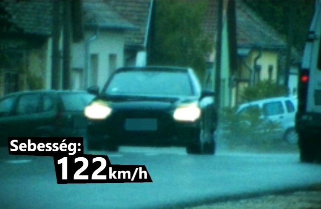 Jól megy a fekete Audi: 50-es táblánál akár 122 km/órát is tud!