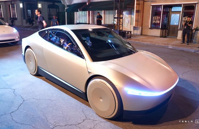 Kétüléses önvezető taxit ígér a Tesla 11 millióért