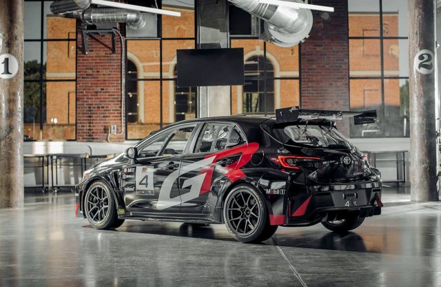 Éles versenyautót faragtak a GR Corollából