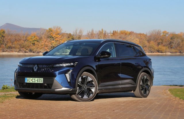 Megérdemli az Év Autója díjat? Teszten az új Scenic!