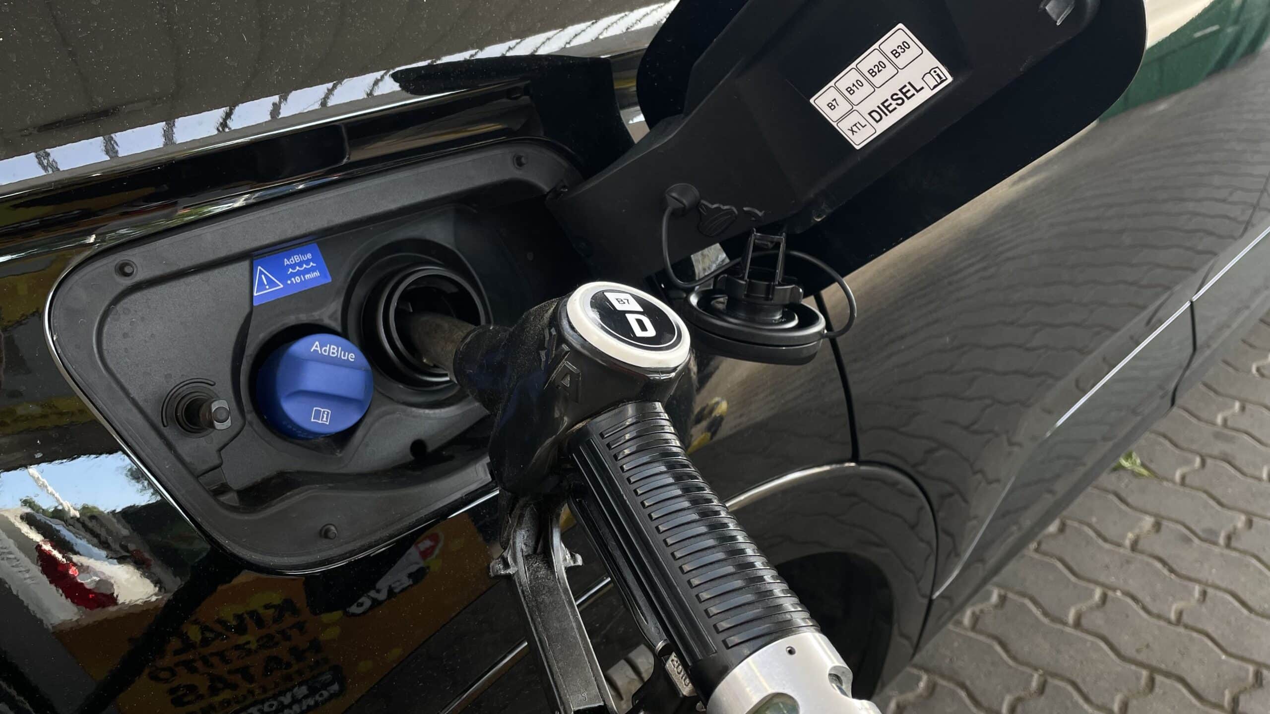 Tovább csökkenhet az egyik üzemanyag ára, mutatjuk mennyivel!