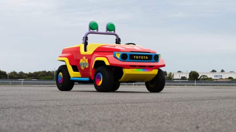 Szappanbuborékot fúj és áram hajtja: ilyen a Toyota játékautója